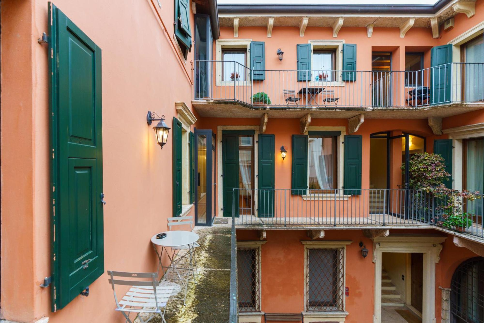 Domus Verona - Elegante Residenza Satiro Номер фото